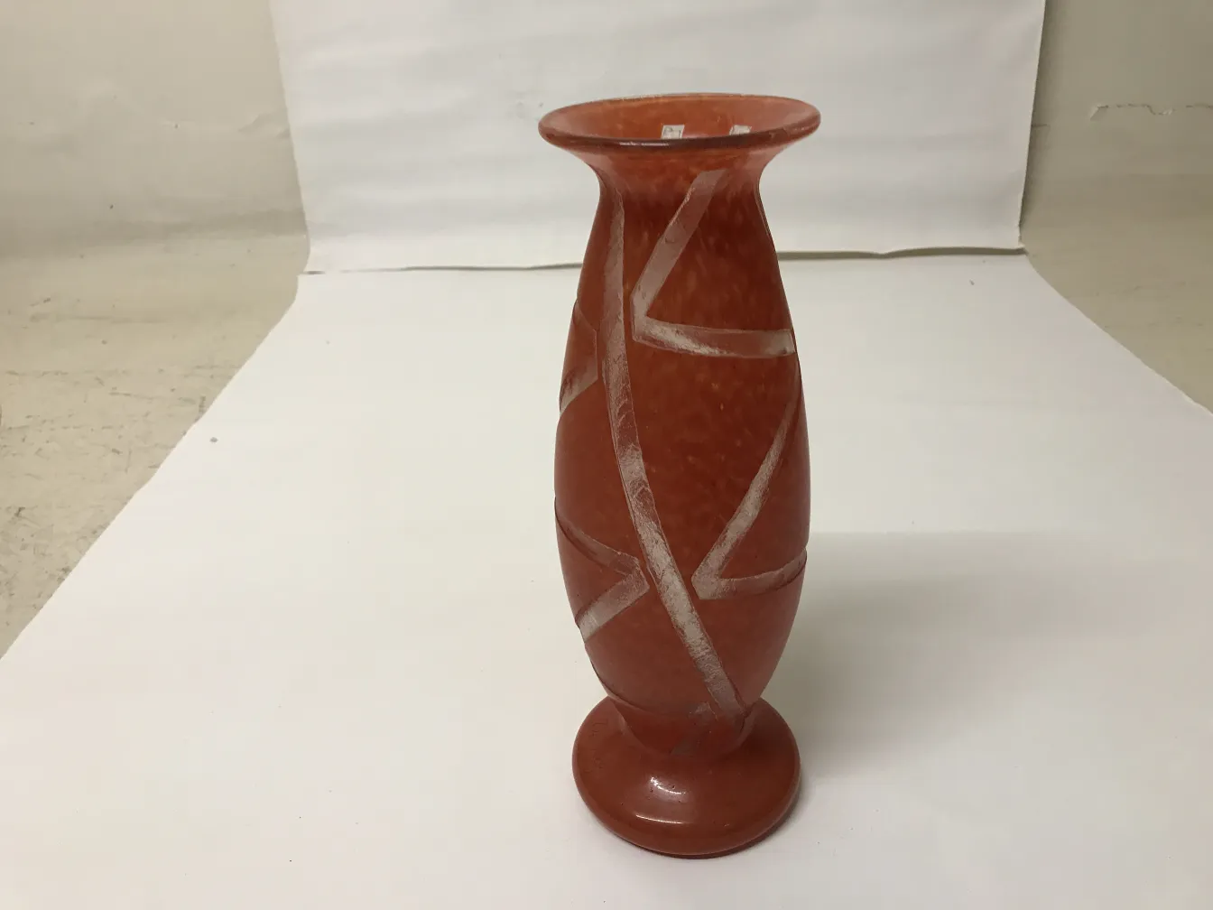 Vaso antico in vetro firmato Degué con design unico.