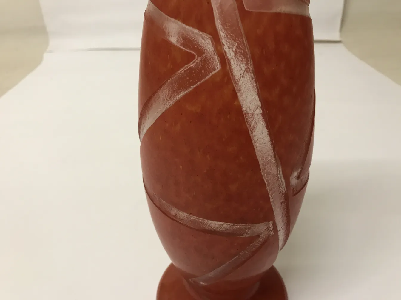 verre signé Degué avec design élégant, fond neutre