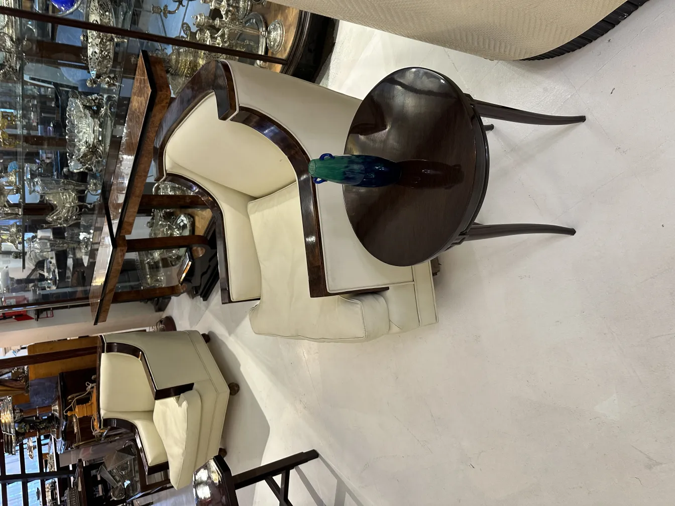 Vidrio firmado Degué en un ambiente con muebles antiguos