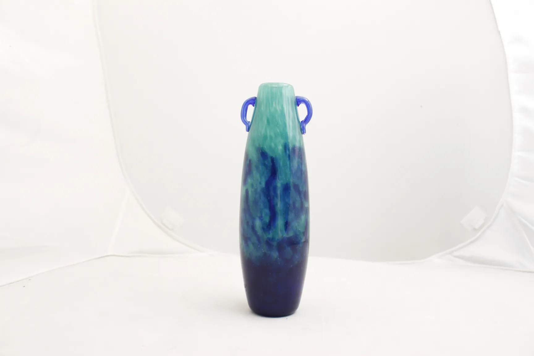 vase antico in toni blu e verdi con manici, stile degué