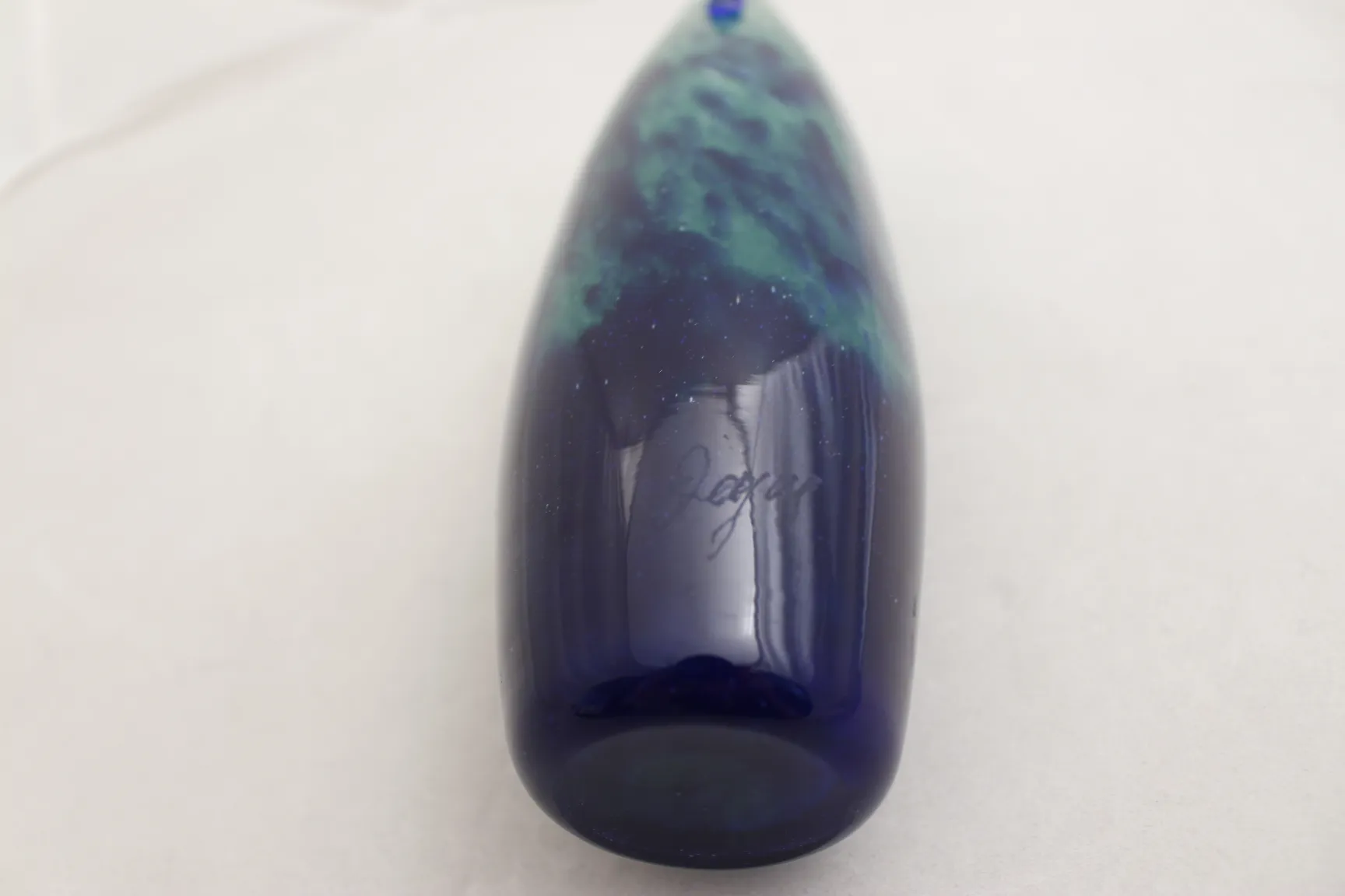 signiertes Glas Degué mit dunkelblauen und grünen Farbtönen