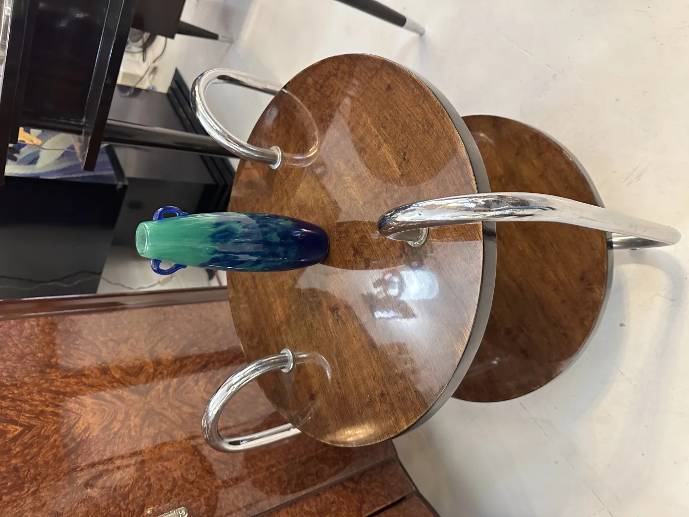 vetro firmato Degué su un tavolo decorativo antico