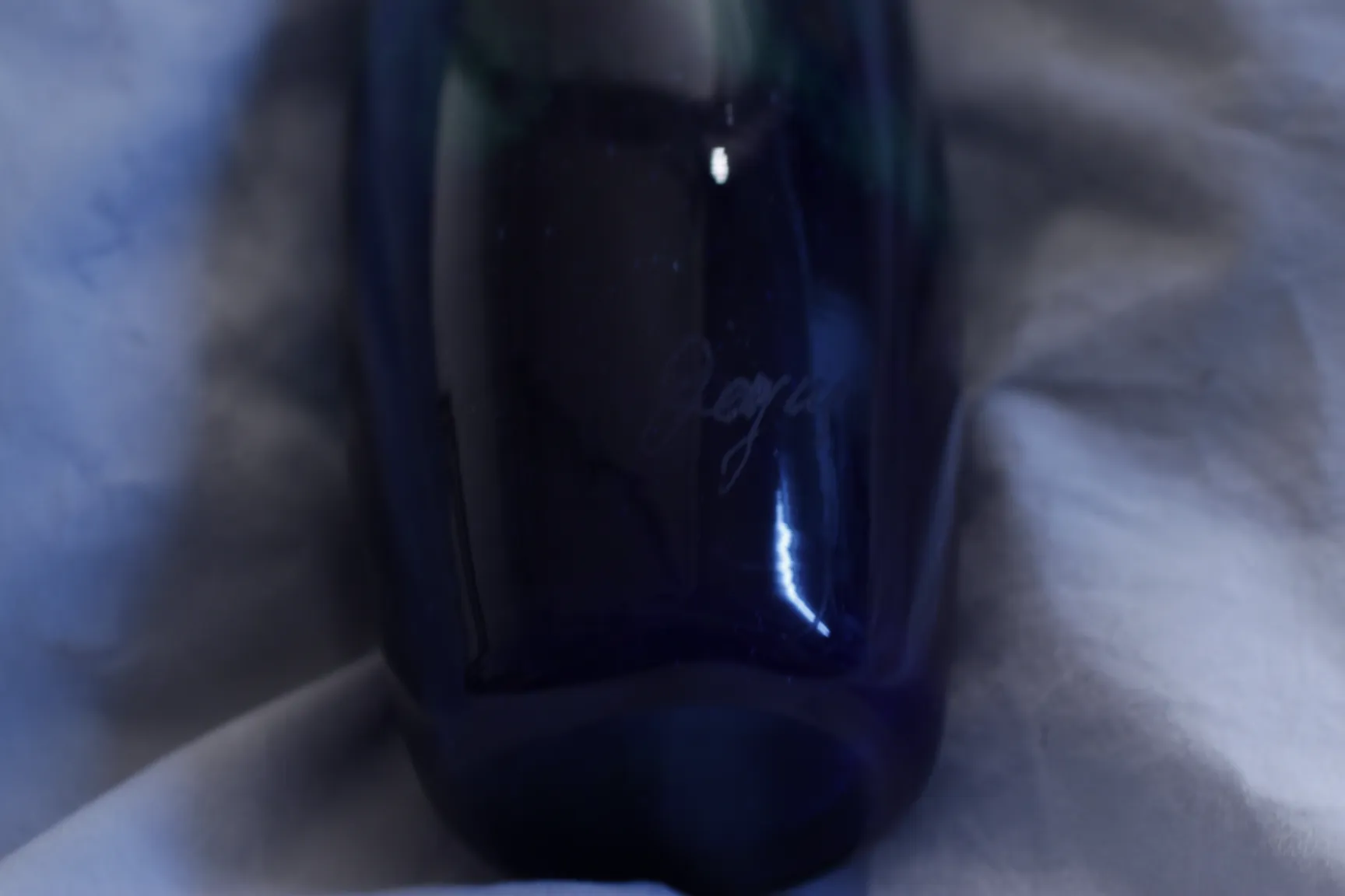 verre ancien avec détail de signature à la base