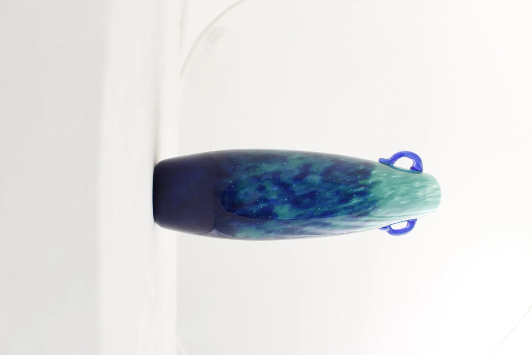 Elegantes signiertes Glas Degué mit blauen und grünen Tönen, französische Antike.