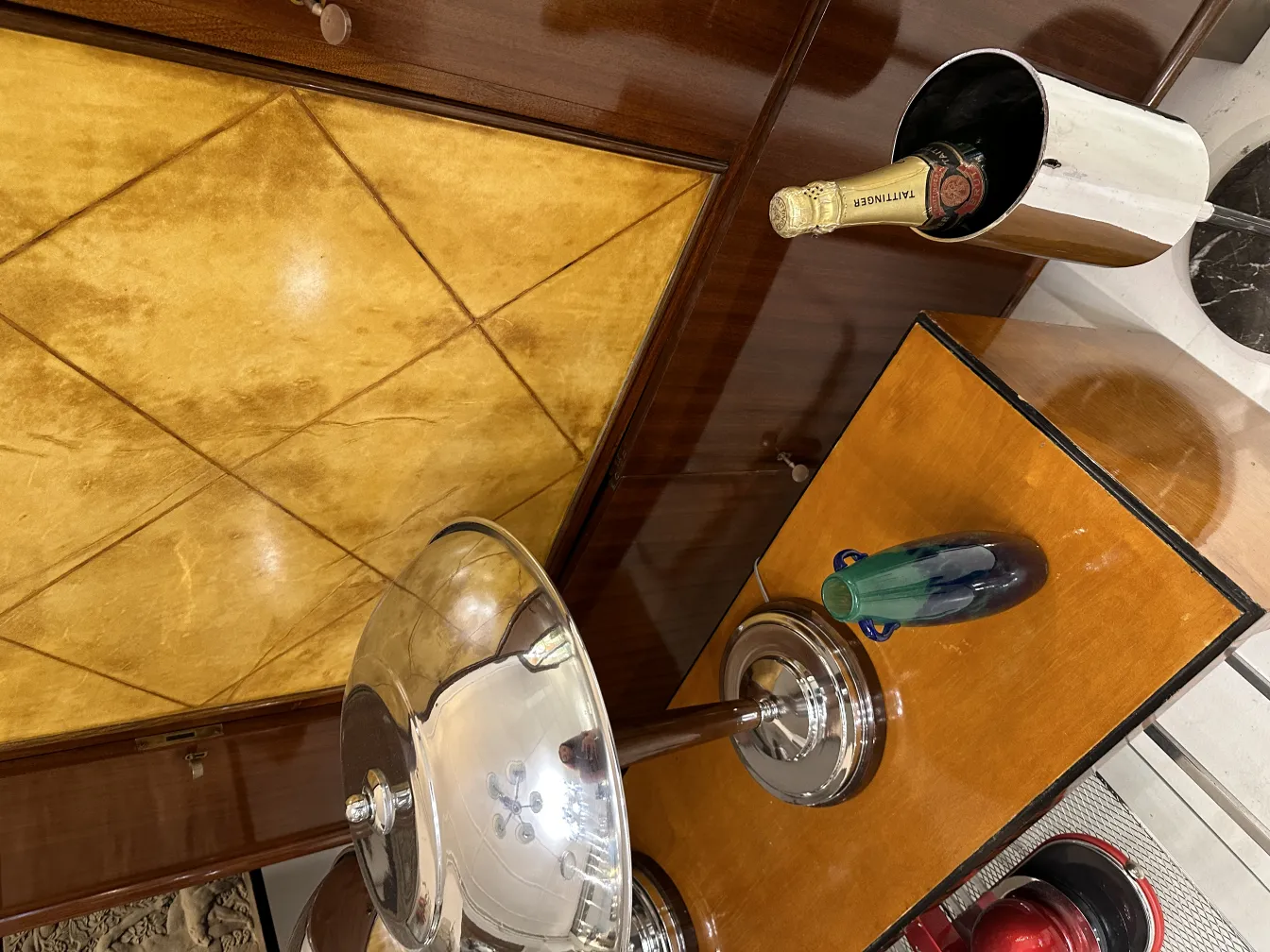 Vetro firmato Degué su un tavolo decorativo antico