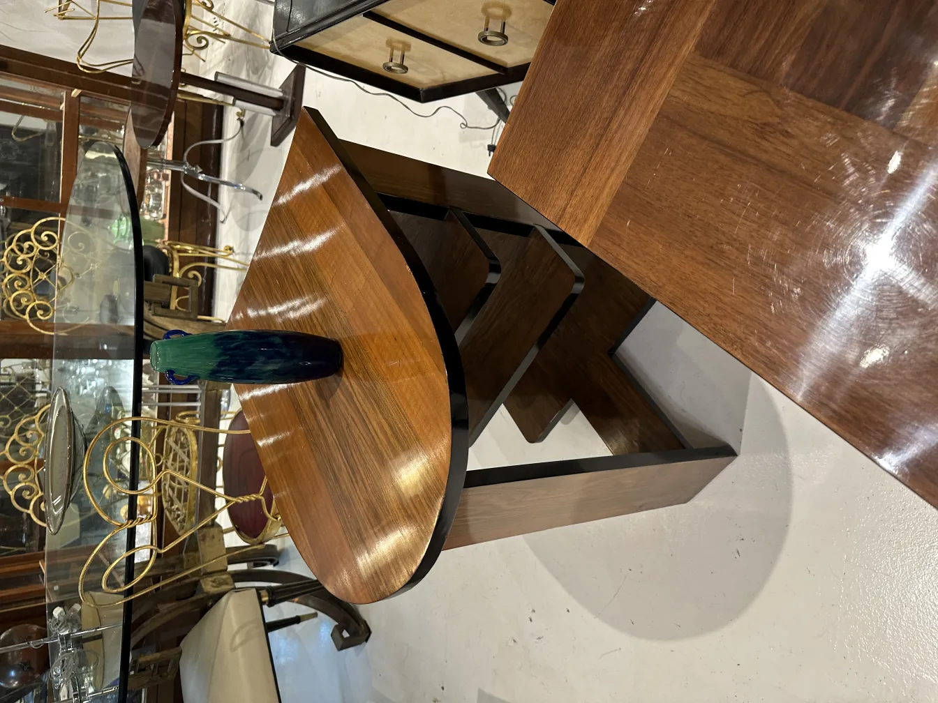 Синий стеклянный вазон рядом со столом на фоне старины