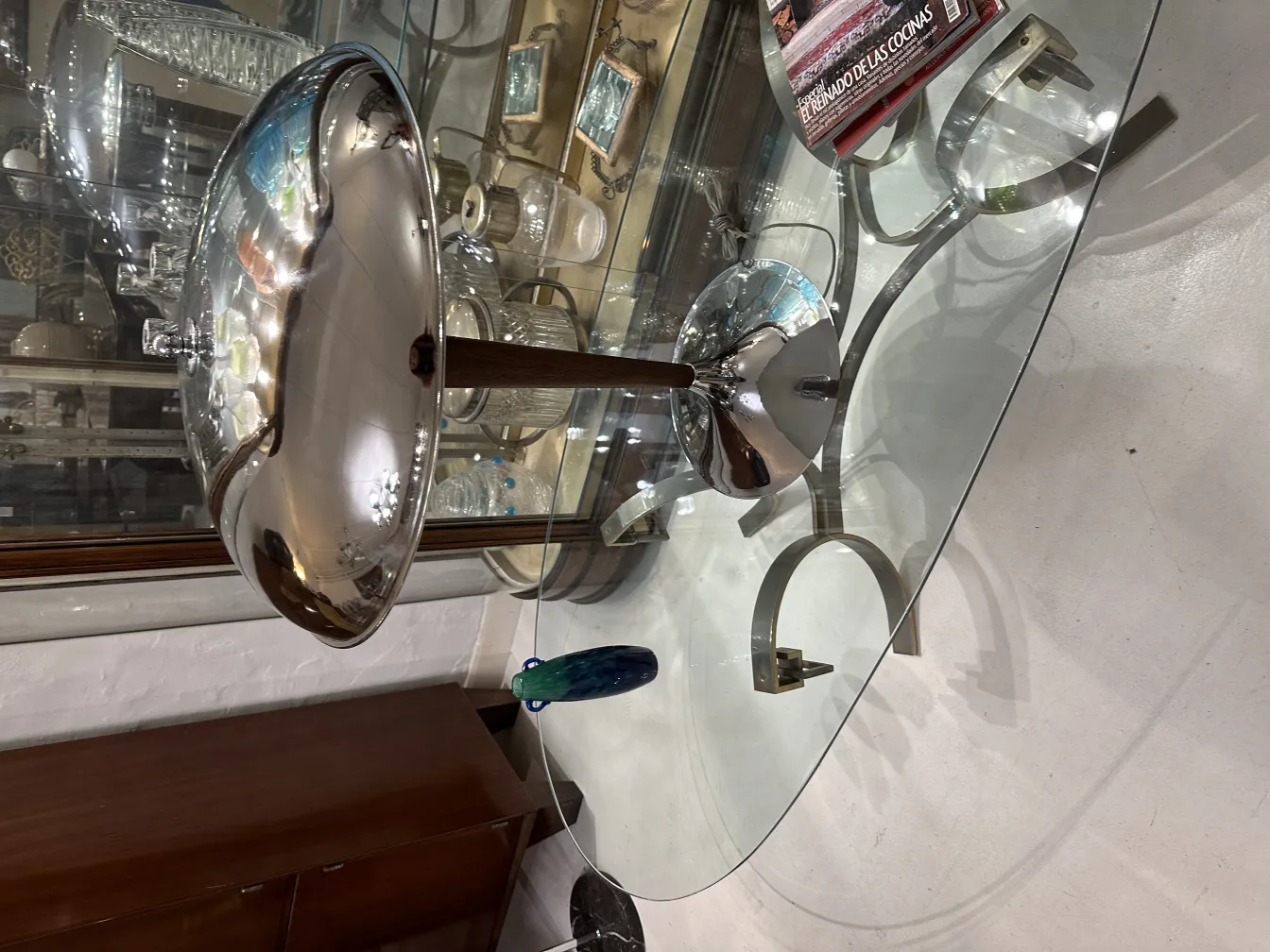 Signiertes Glas Degué mit reflektierender Oberfläche, umgeben von Antiquitäten.