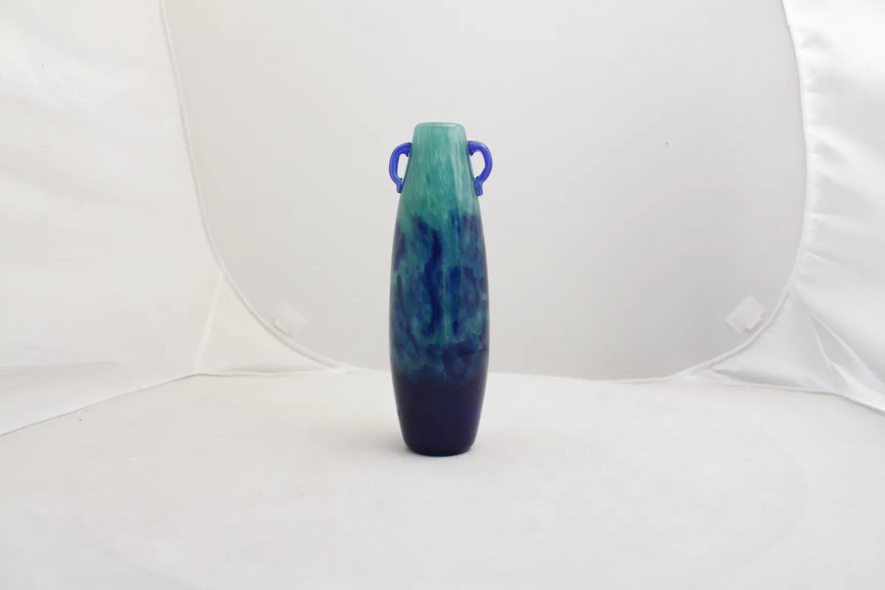 Vase ancien en verre signé Degué avec poignées bleues