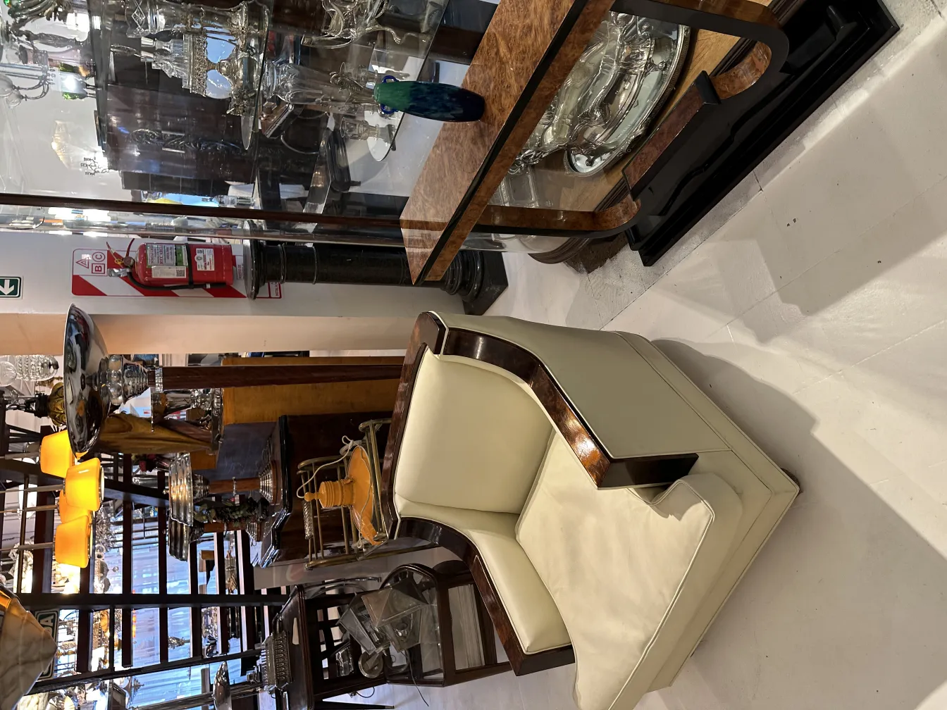 vidrio firmado Degué en un entorno decorativo antiguo