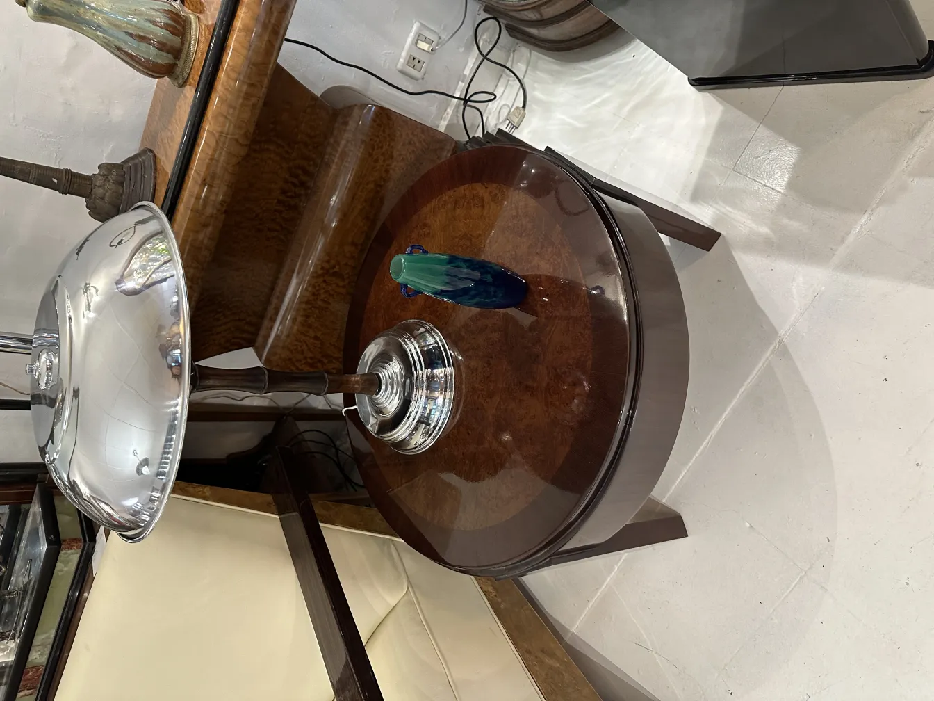 signiertes Glas Degué auf antikem Tisch in eleganter Umgebung