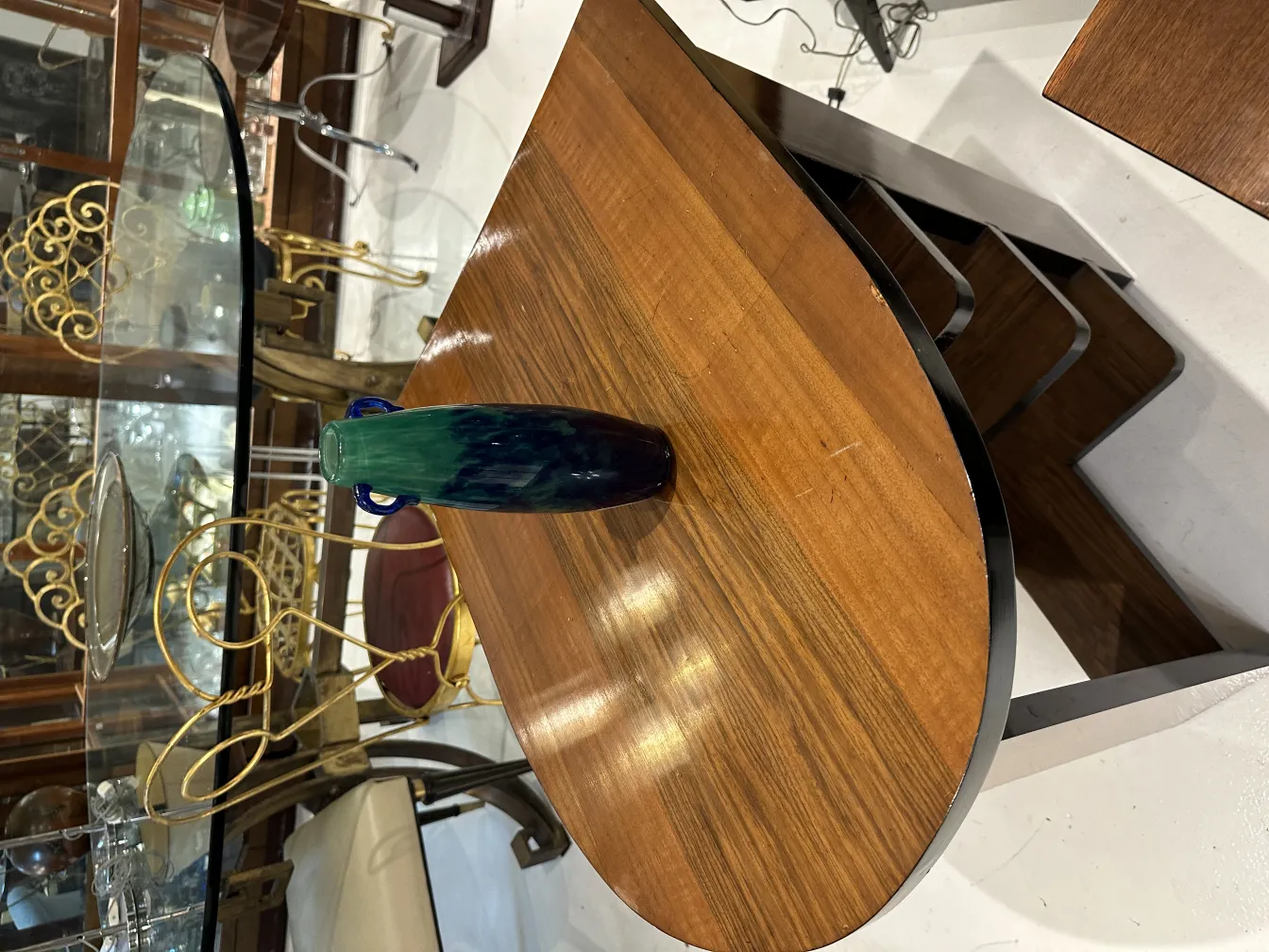 Vaso antiguo firmado Degué con diseño decorativo, fondo elegante con muebles clásicos