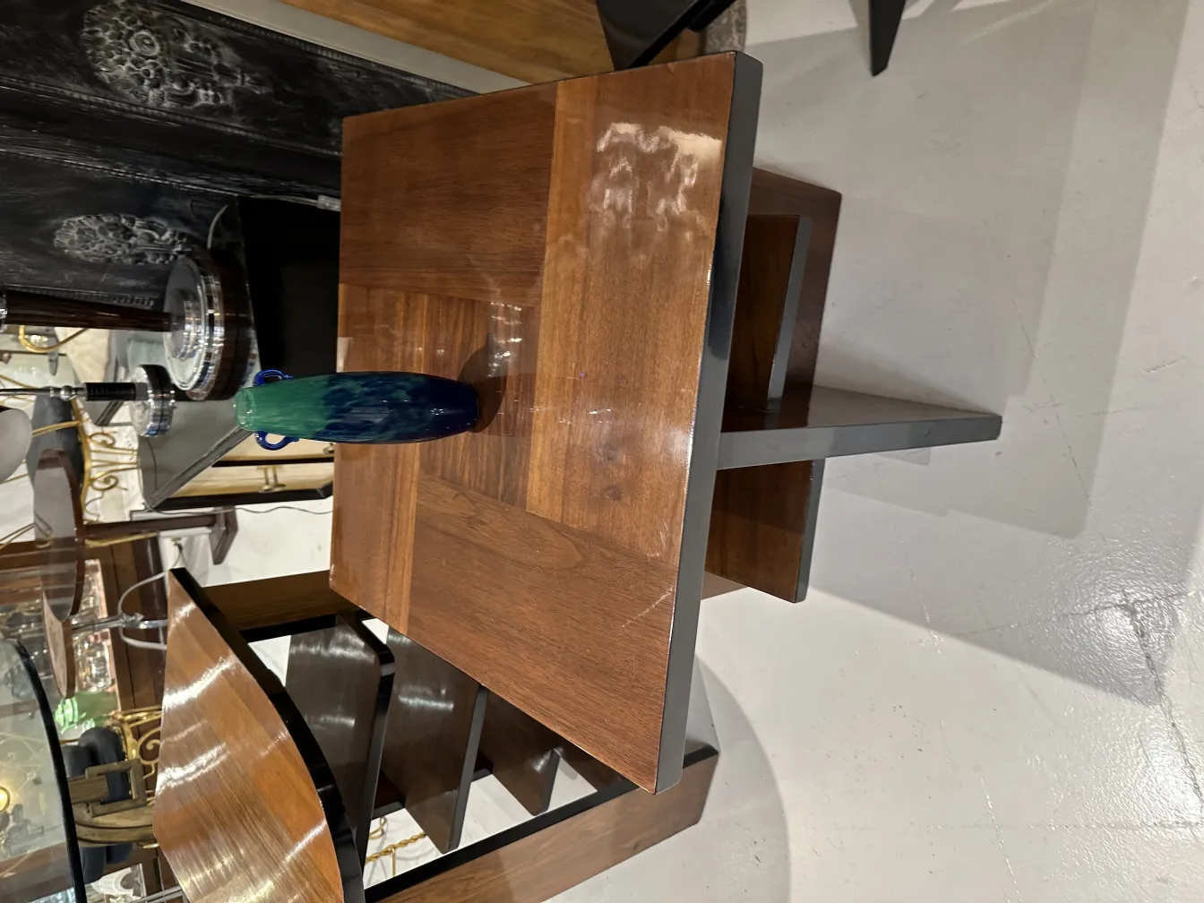 Antiquitäten mit signiertem Glas degué in eleganter Dekoration, zeigt eine blau-grüne Vase.