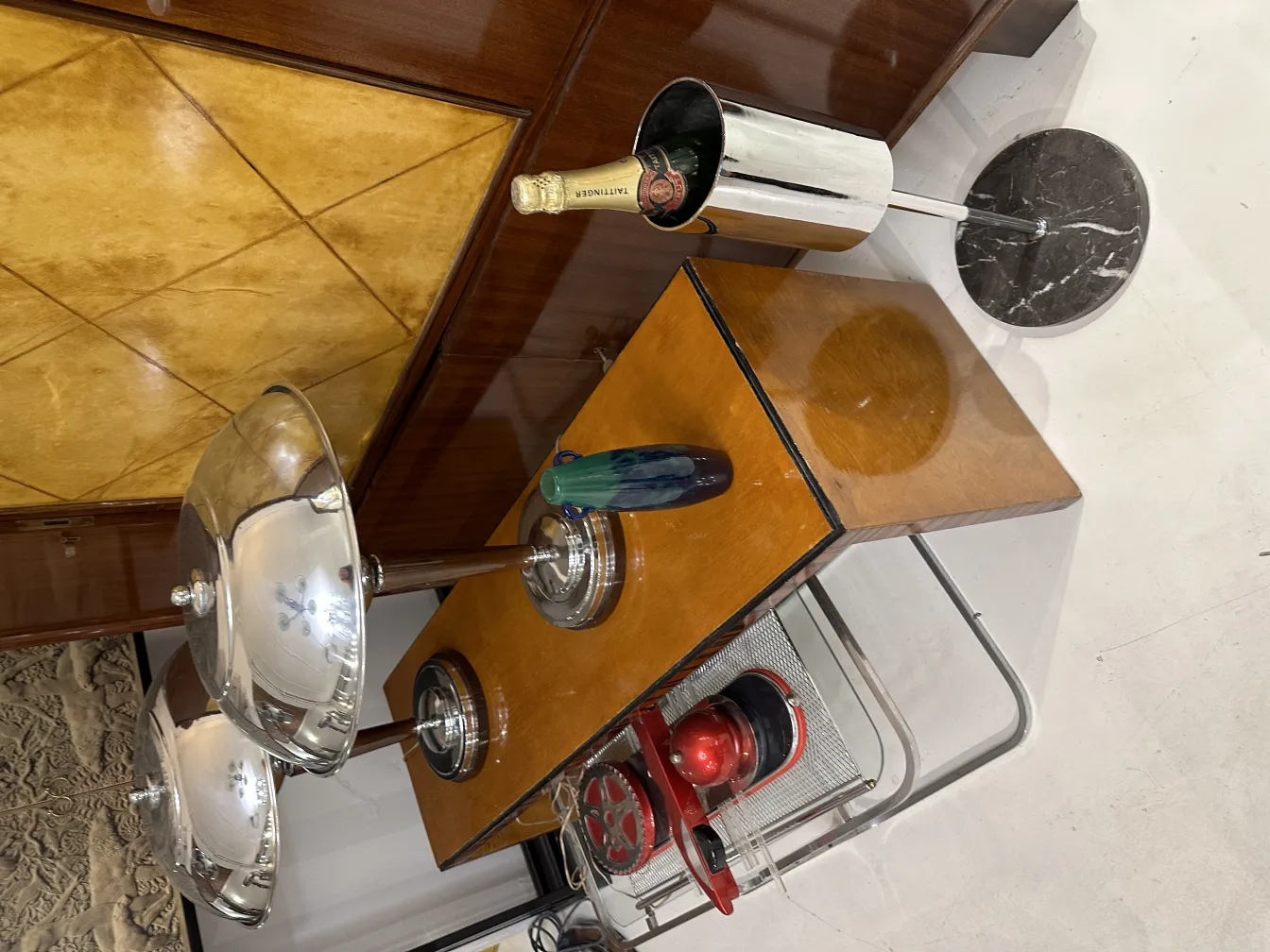 Insieme decorativo con vetro firmato Degué e accessori