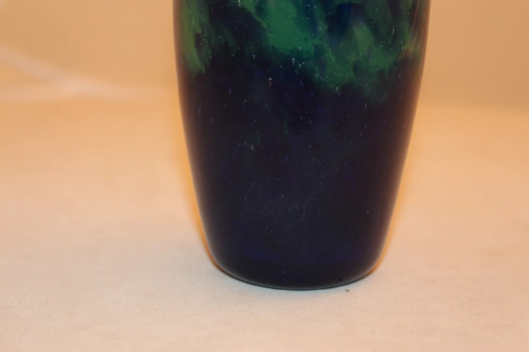 签名玻璃Degué，底部为蓝绿色，中性环境