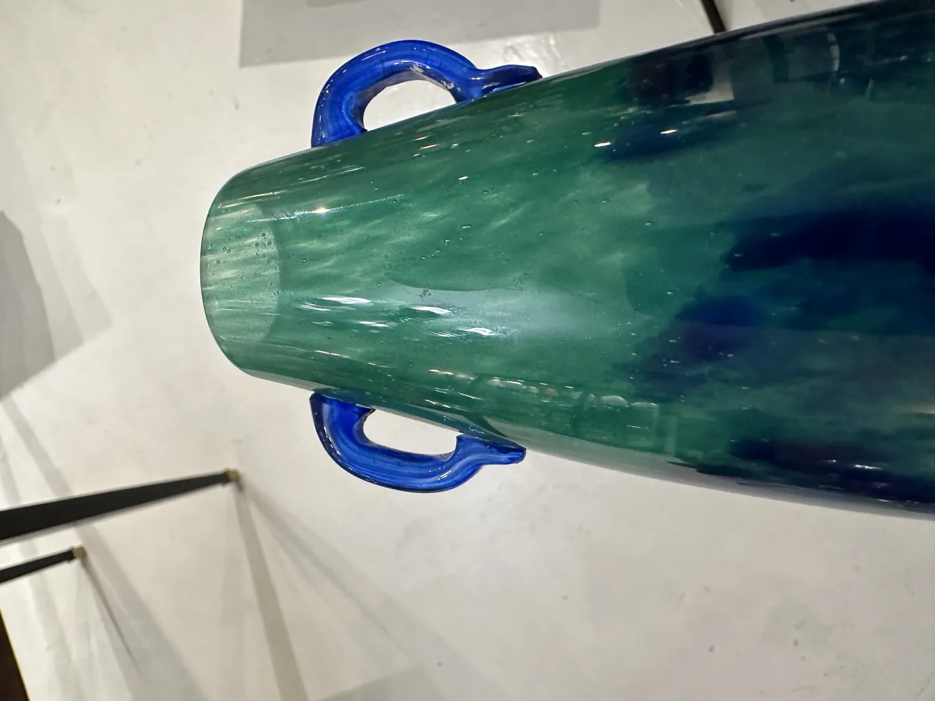 Obenansicht einer signierten Degué-Glasvase mit blauen Griffen und grüner Farbe.