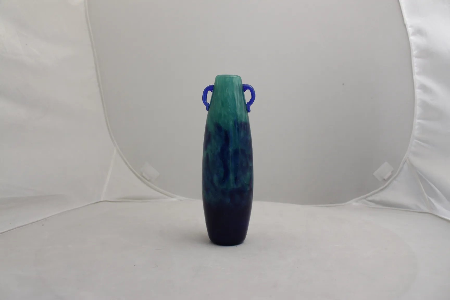 Vaso antico in vetro firmato Degué con dettagli blu e verdi.