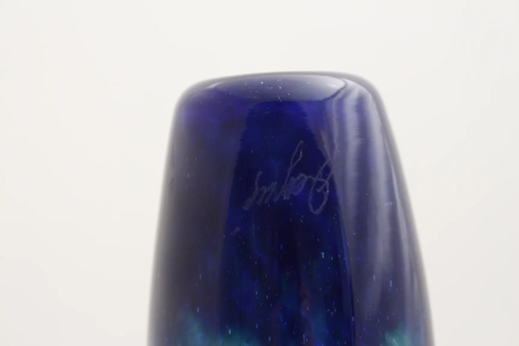 Verre ancien avec signature visible, couleur bleu profond, petit objet