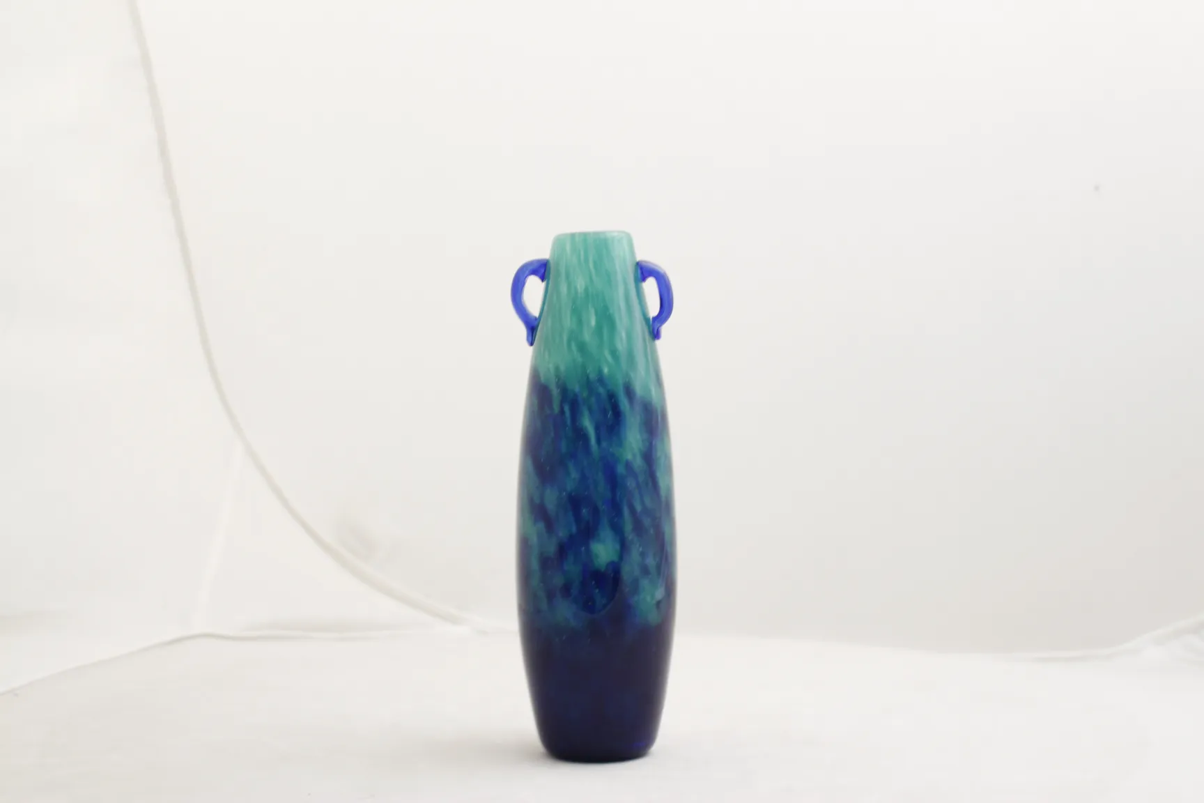 Vase aus signiertem Glas Degué, dekorativ, modernes Design, blau und grün