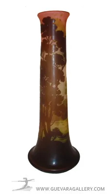 grand vase en verre signé Gallé avec un paysage d'arbres