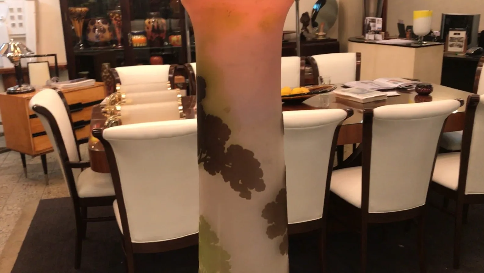 Vase ancien avec motifs floraux, signature visible.