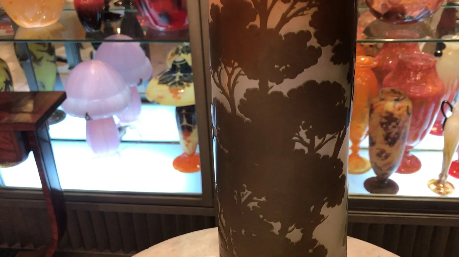 Antikes signiertes Glas Gallé mit Baumsilhouetten