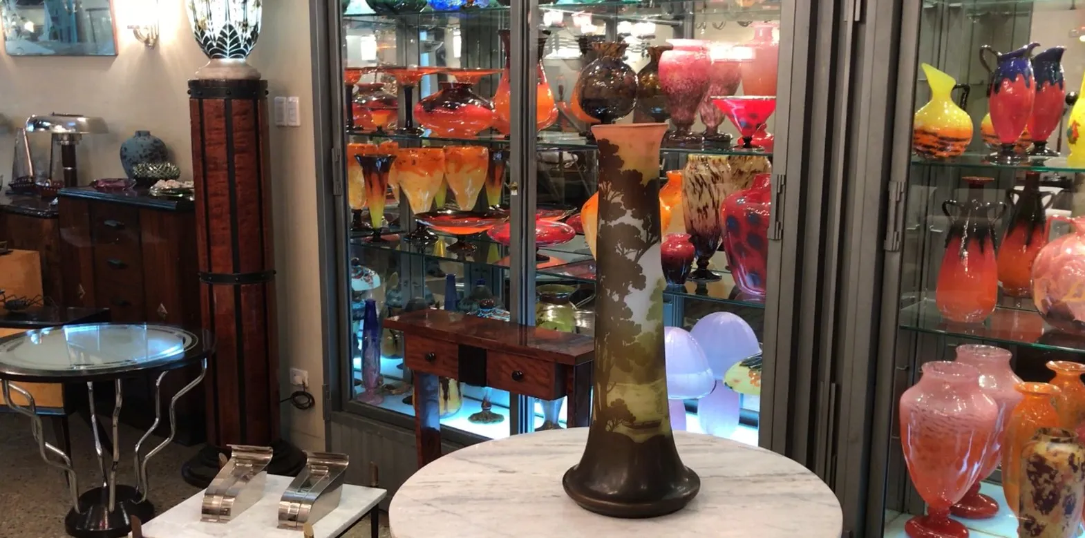 Verre signé Gallé avec une décoration naturelle, ambiance d'antiquités.