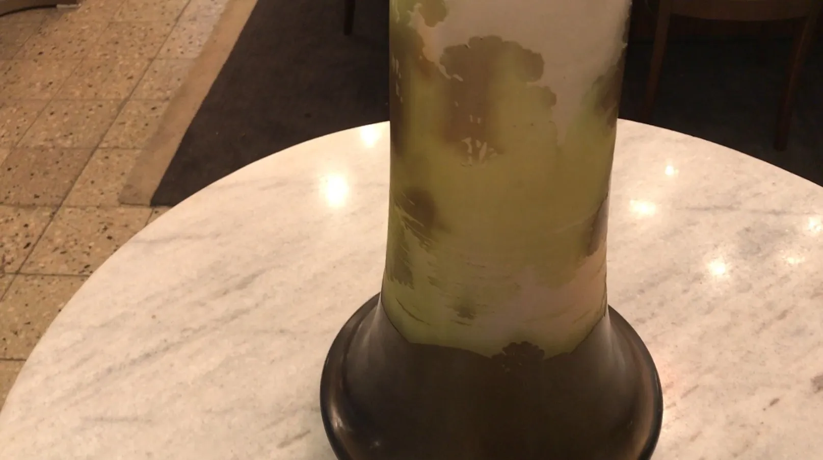 带有装饰元素的古董签名玻璃galle