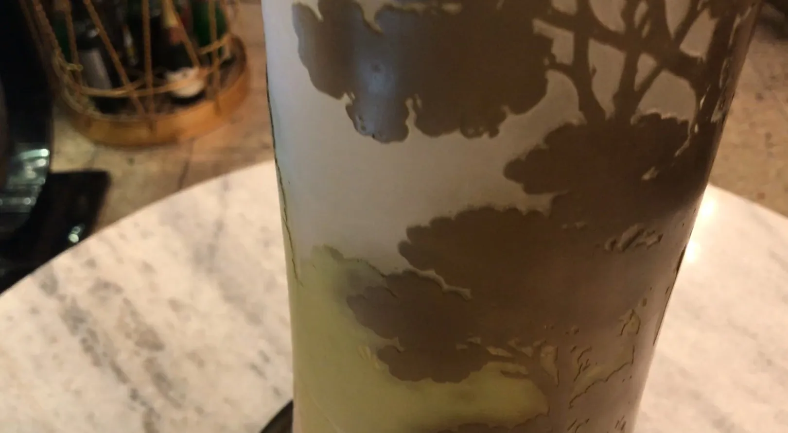 Verre signé Gallé ancien avec motif d'arbre