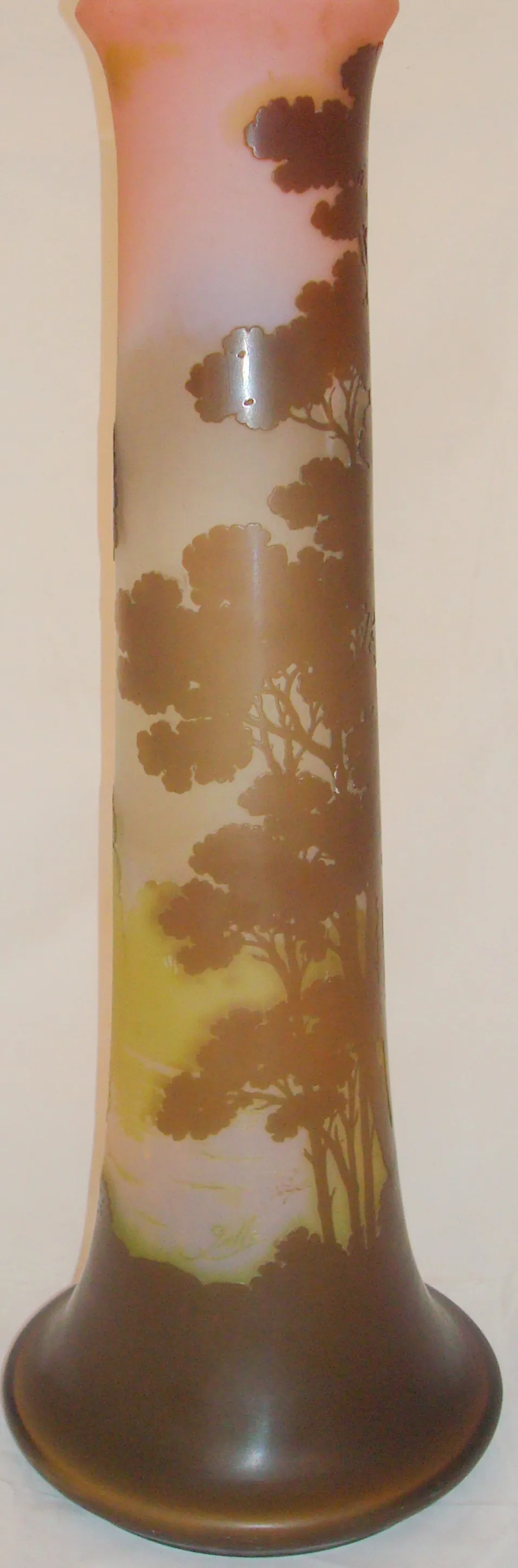 Vetro firmato Gallé con motivi di alberi in colori tenui.