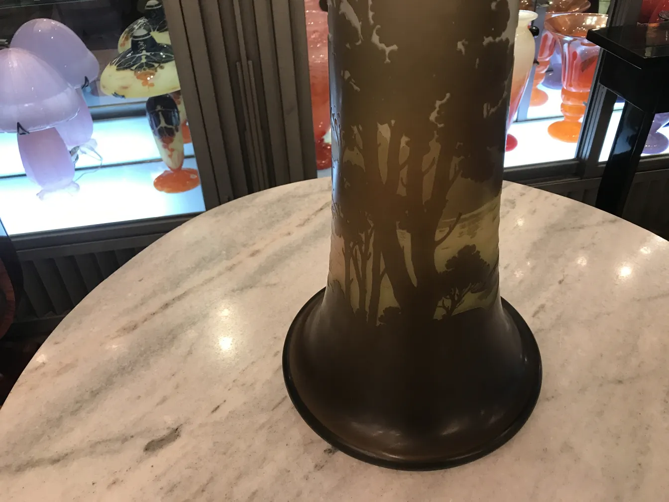 Vetro firmato Gallé con design paesaggistico alla base