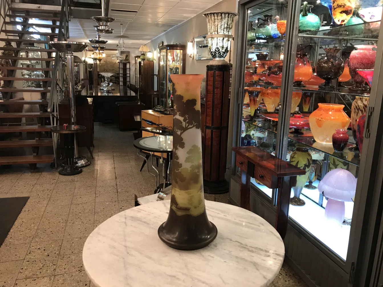 Vase décoratif de verre signé Gallé dans un cadre ancien.