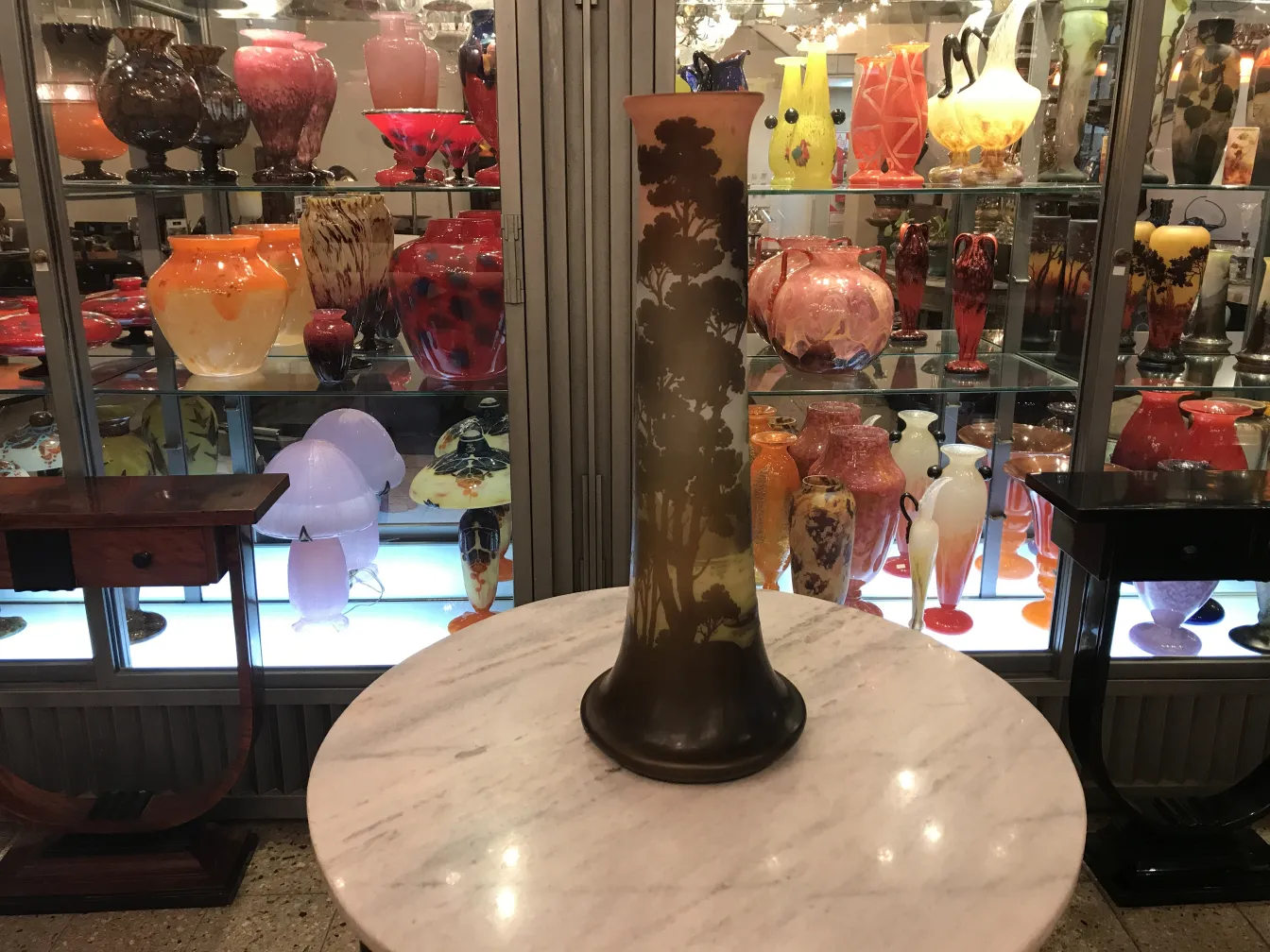 Vetro firmato Gallé esposto con decorazioni antiche.