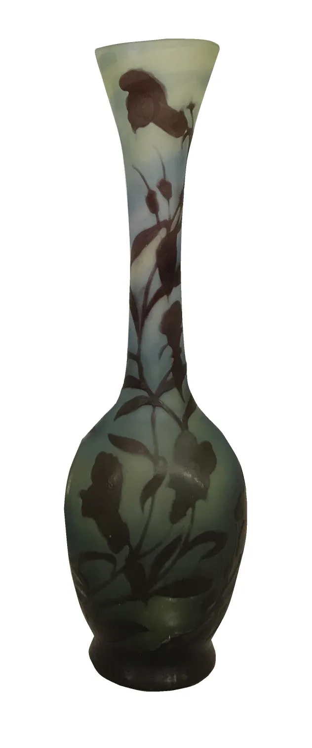 hohe Vase mit floralem Design in signiertem Glas