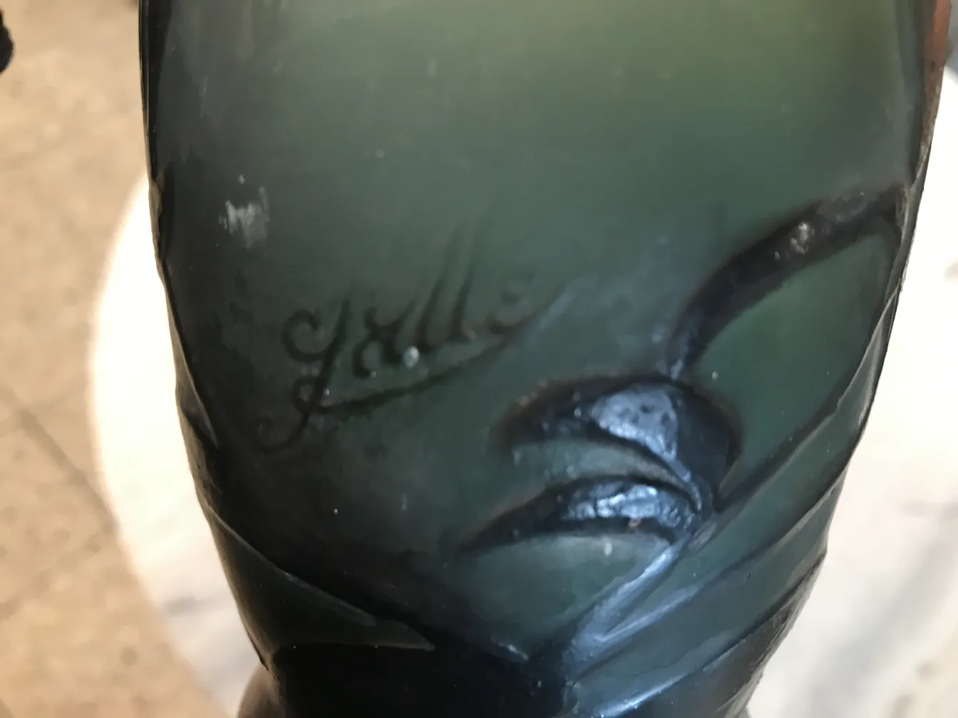 Altes Glas mit Unterschrift von Gallé, mit eleganter dekorativer Gestaltung in Grün.