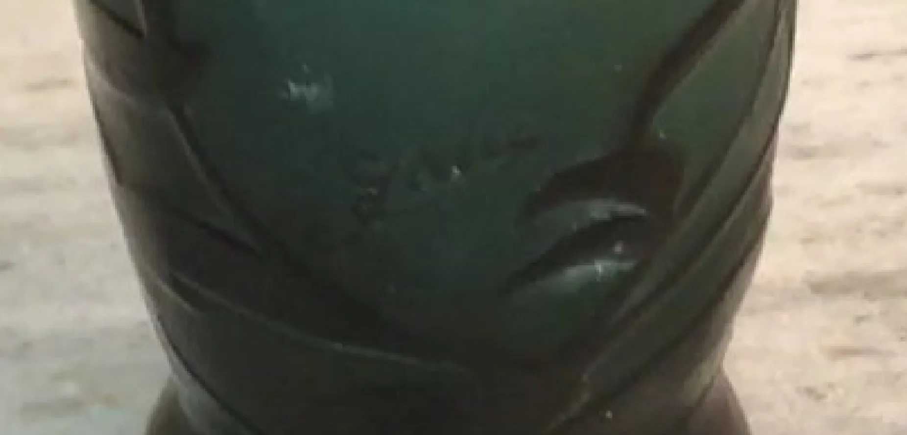 زجاج موقّع جالي مع تفاصيل فريدة وأشياء عتيقة من حوله.