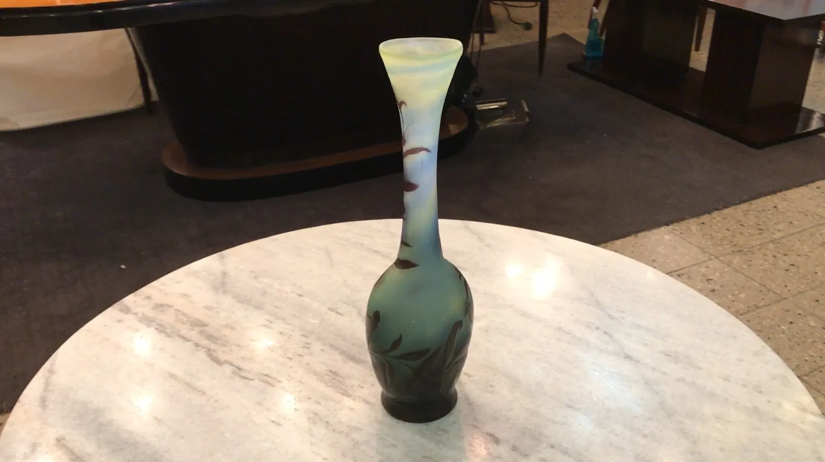 Verre signé Gallé avec un fond élégant dans un cadre vintage.