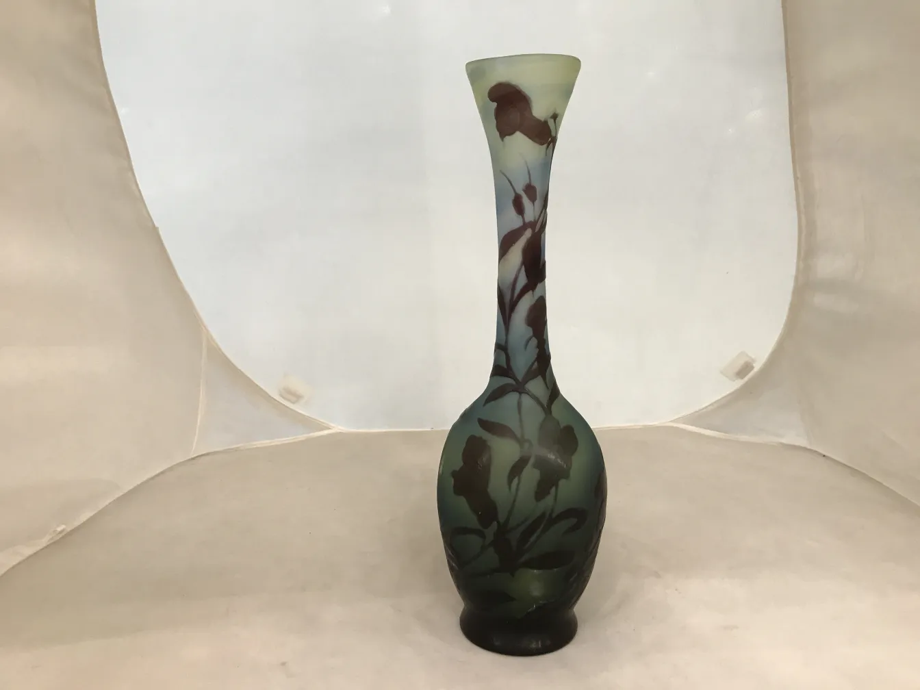 Фундамент подписанного стекла Галле с декоративными гравировками листьев, антиквариат. Нейтральный фон.