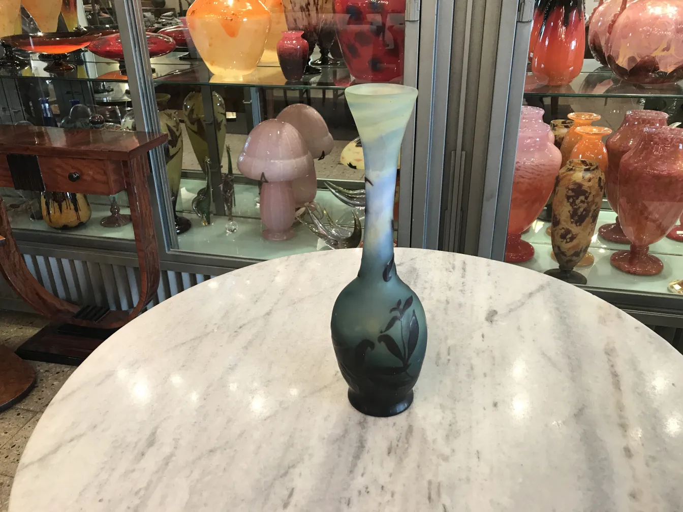 Vaso antiguidade vidro assinado Gallé com decorações verdes e flores escuras.