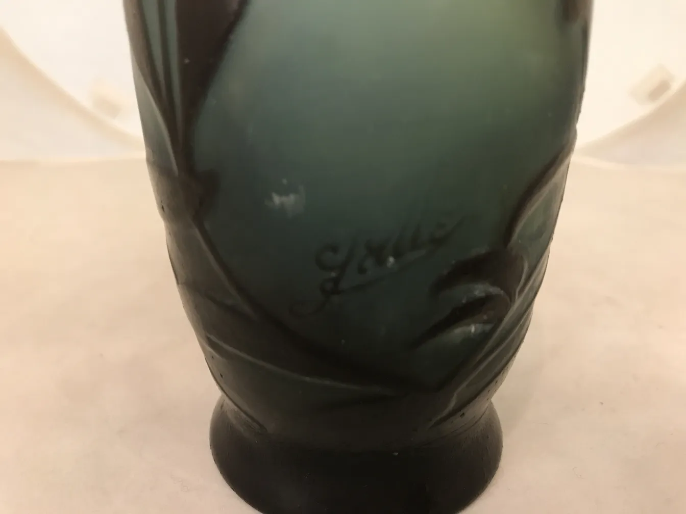 古老的带有 gallé 签名的玻璃，绿色色调，装饰性