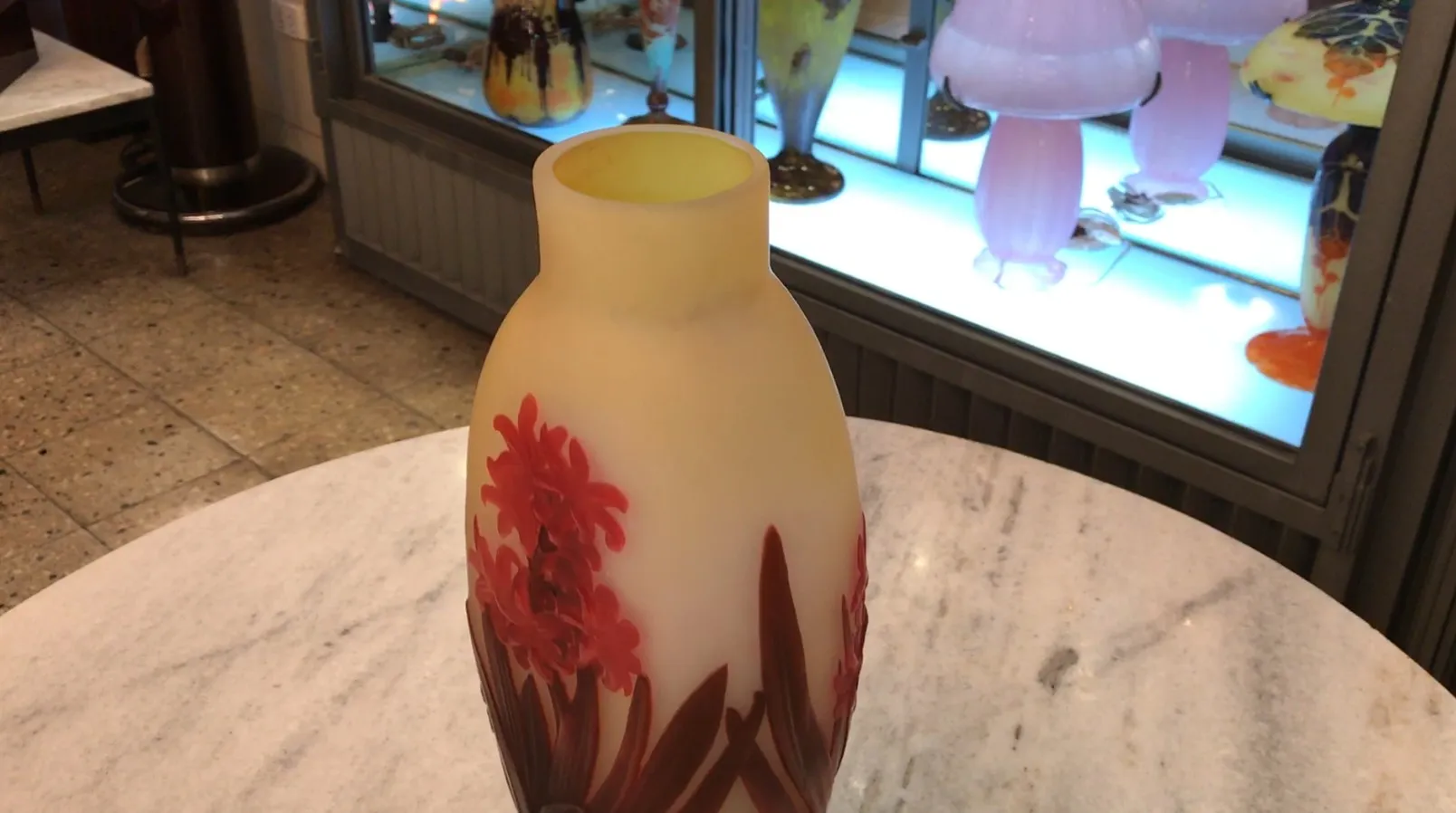 Antike Vase aus signiertem Gallé-Glas mit roten Blumen.