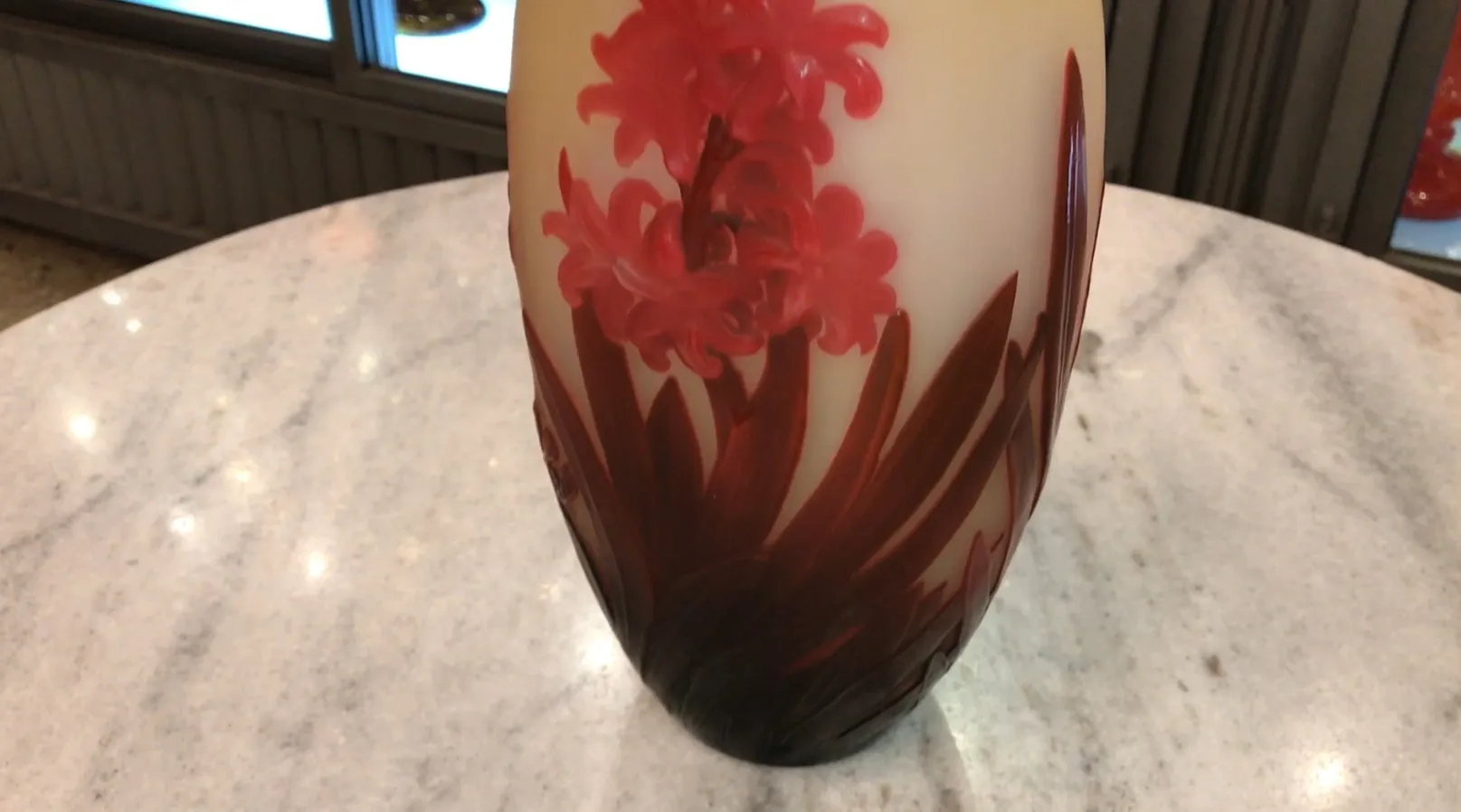 签名玻璃Gallé上有花卉设计，背景为浅色