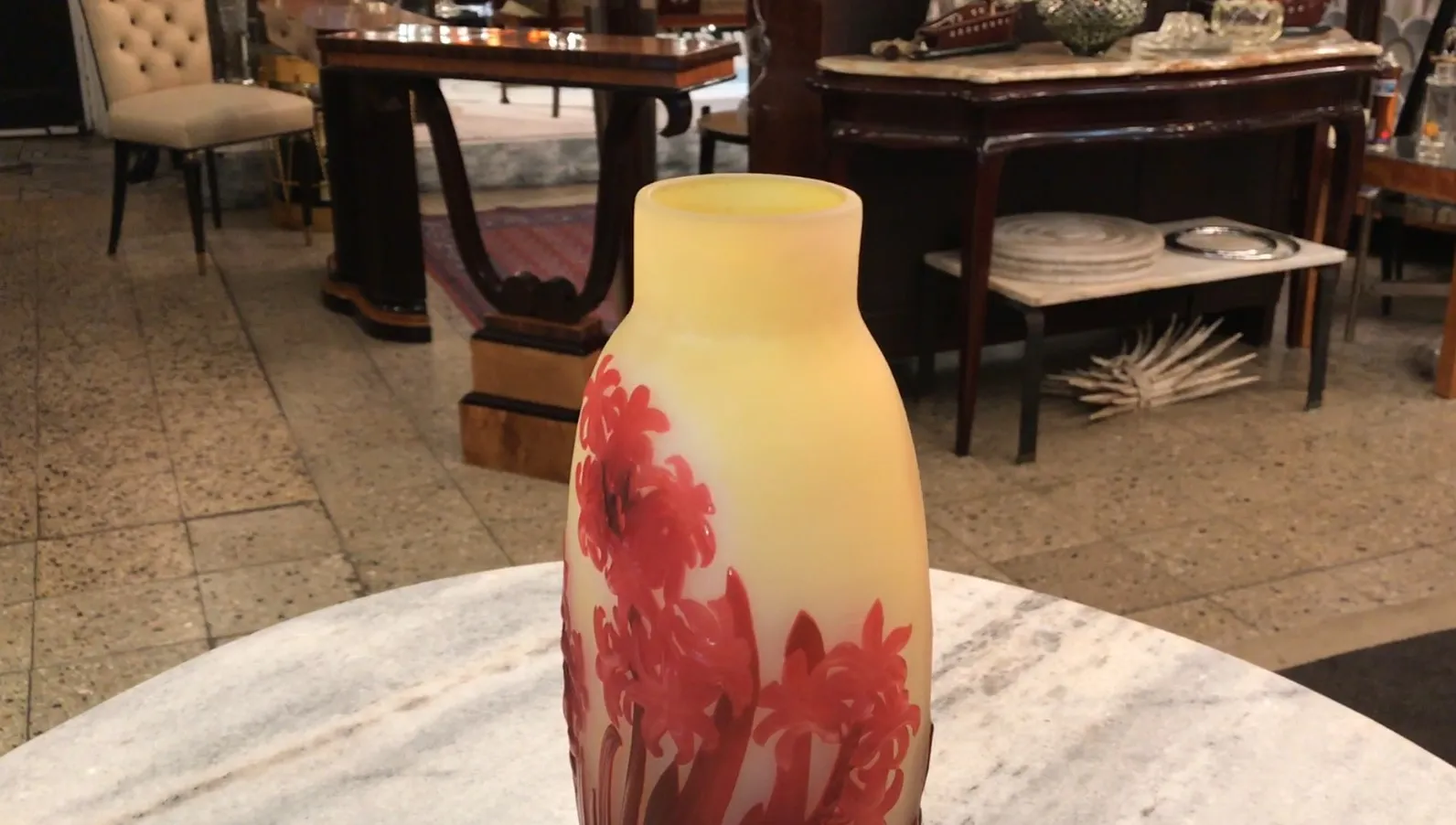 Verre signé Gallé décoré de fleurs rouges dans un cadre ancien.