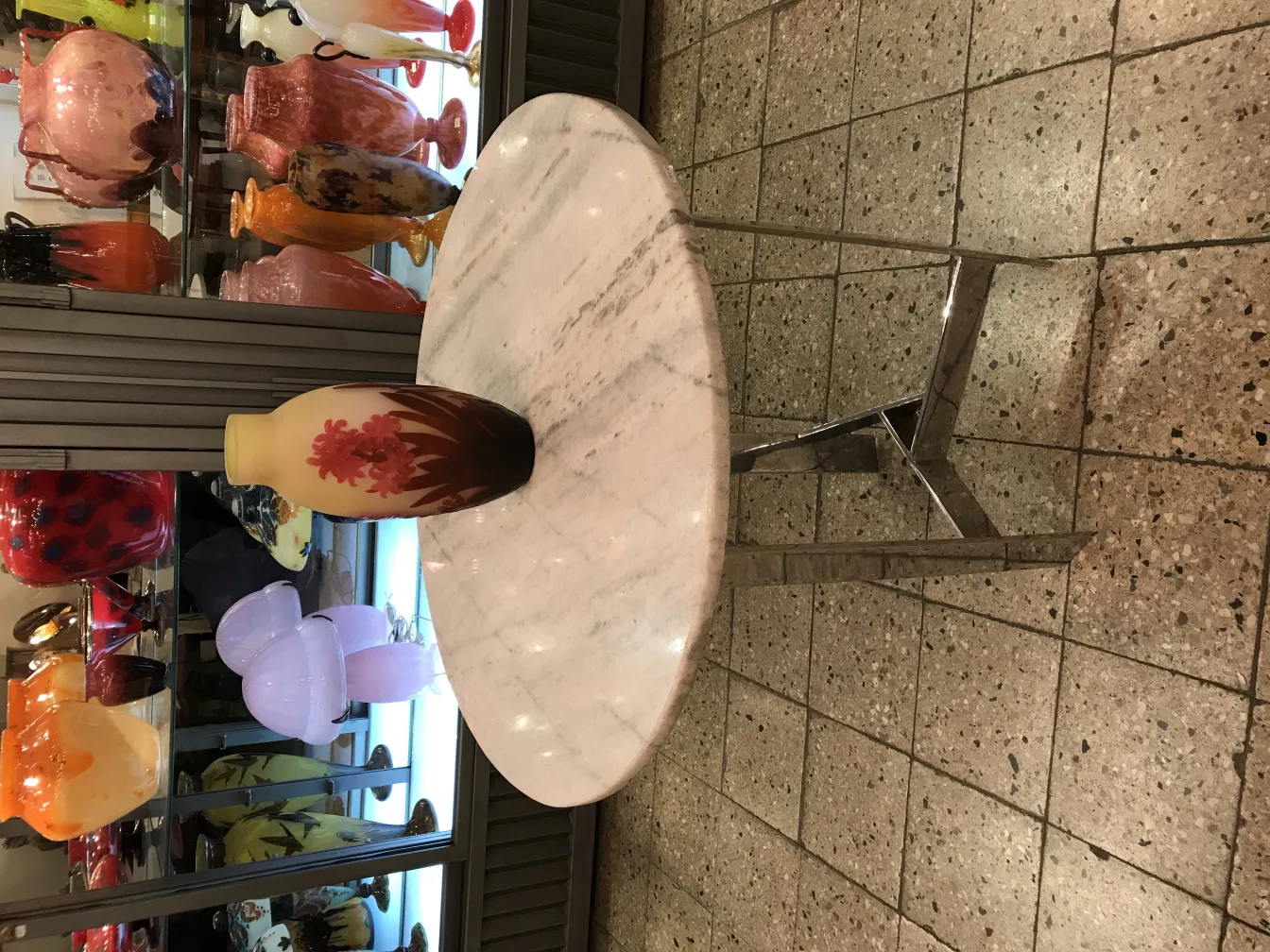 Vase décoratif gallé d'antiquité avec fleurs