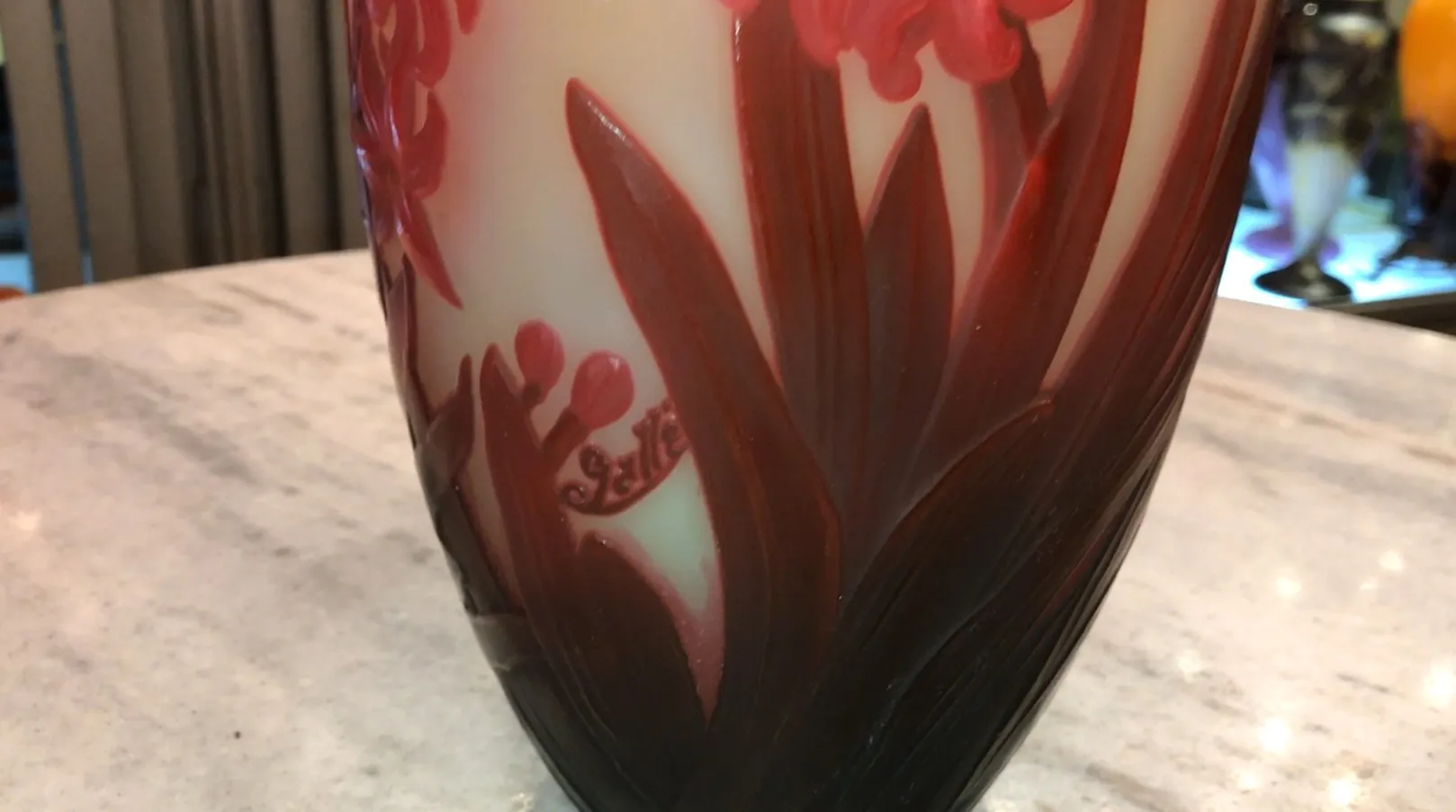 Vaso antigo com design floral, assinatura Gallé visível.