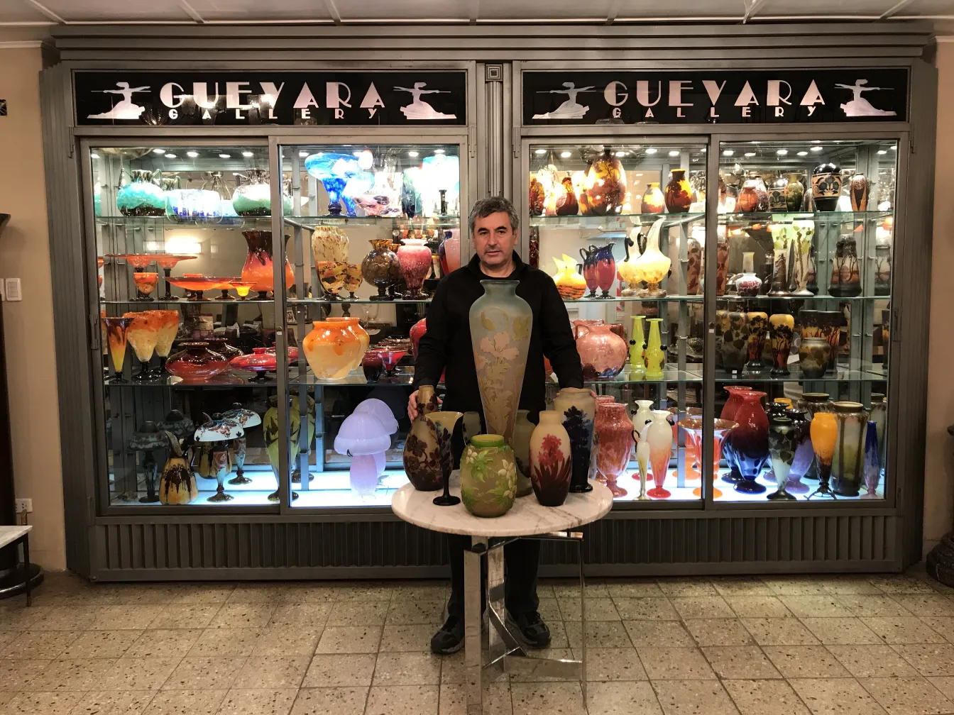 Подписанное стекло Gallé с яркими цветами и элегантными формами в антикварной обстановке.