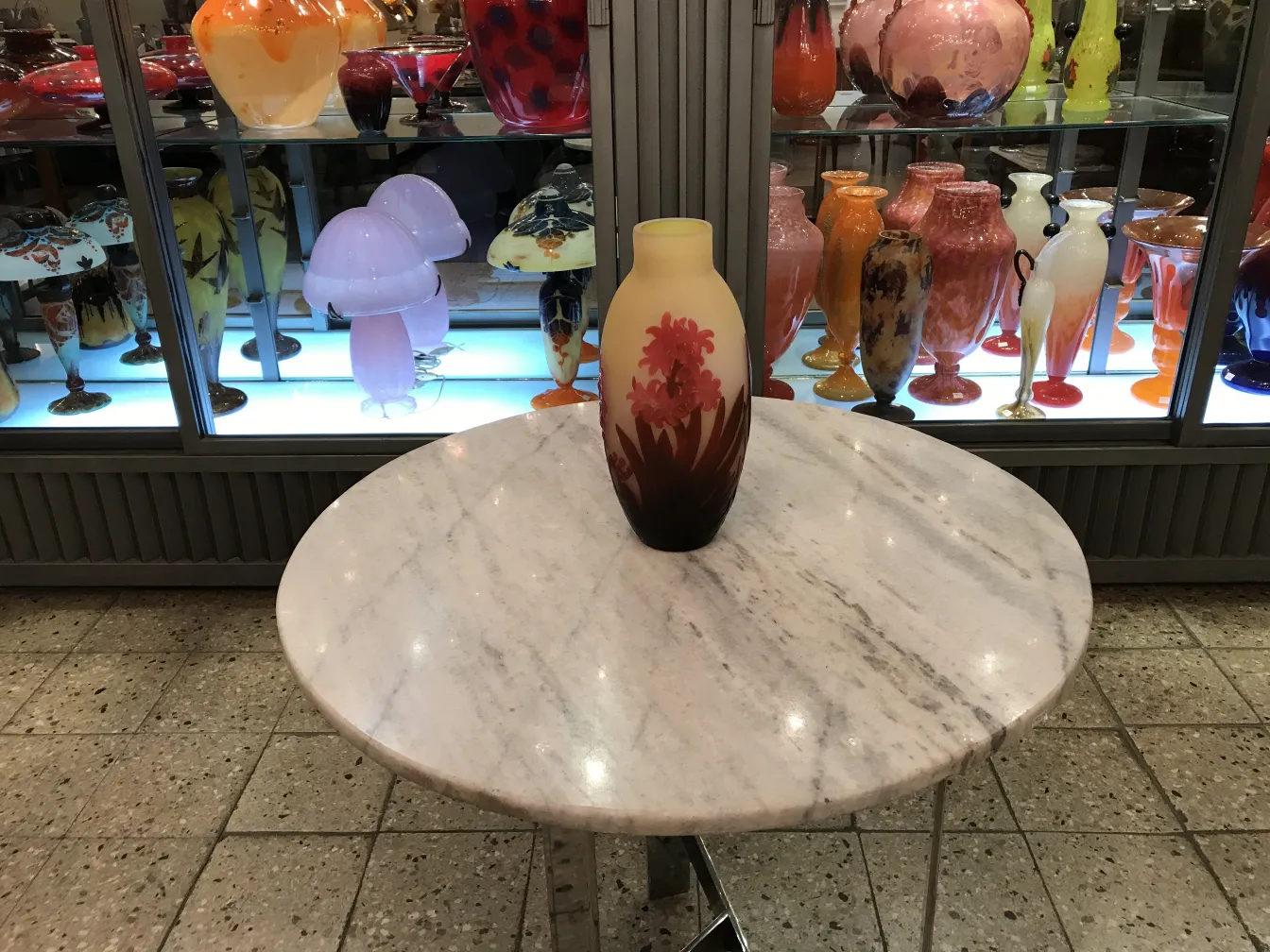 antike Vase signiert von Gallé auf dem Marmortisch