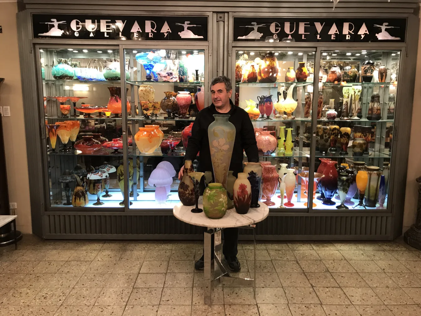 Vetro firmato Gallé esposto in galleria, colorato e vario.