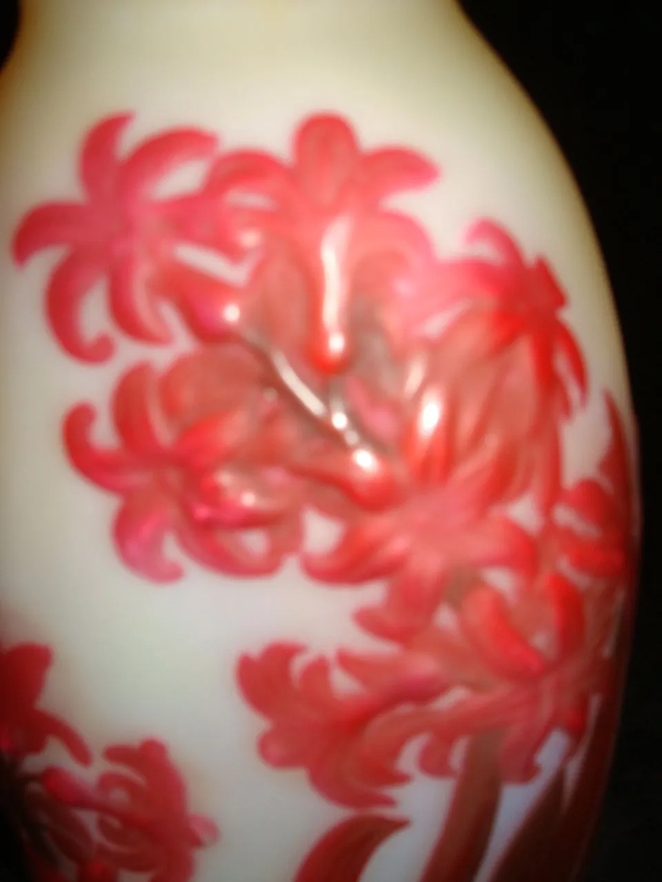 Vidro assinado Gallé com um design floral sob luz suave