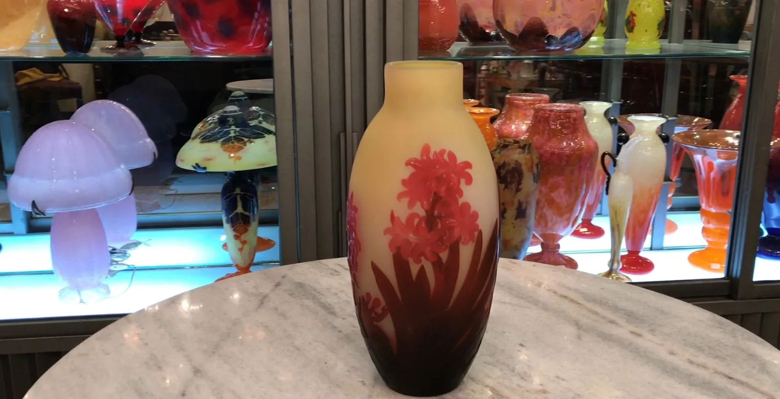 vase ancien en verre signé gallé avec des fleurs rouges et fond clair