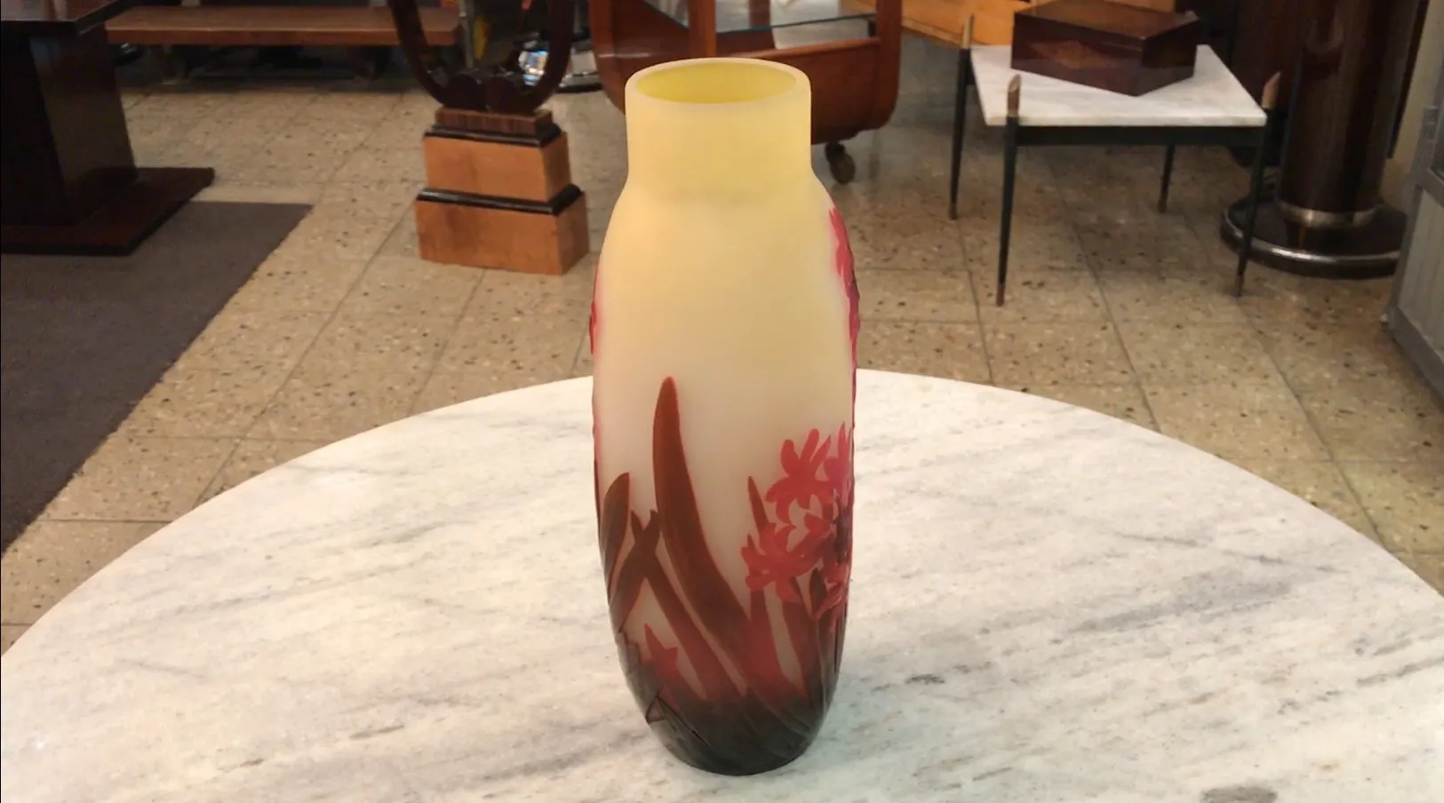 장식적인 환경의 고대 꽃 모티프가 있는 서명된 유리잔 gallé